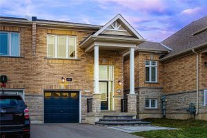 Fully Furnished Townhouse steps away from main campus – 2 rooms available- Females only
