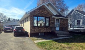 Well maintained suite, bright. Separate heat and air conditioning